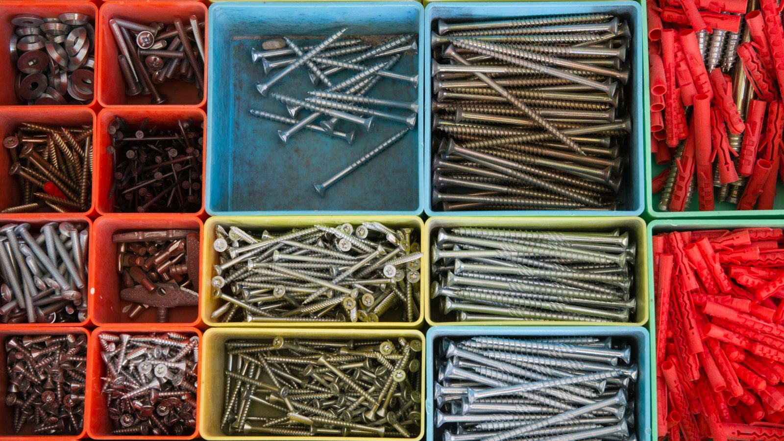 Guide to Choosing the Best Nails and Screws for Cladding